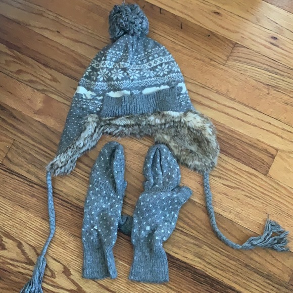 aerie Accessories - Aerie Polar Bear Knit Pom Winter Hat & Mitten Set